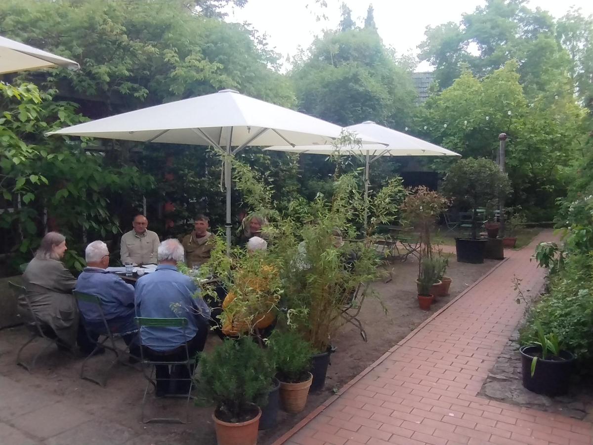 Umweltausschuss im Pfarrgarten Saxdorf Umweltausschuss im Pfarrgarten Saxdorf