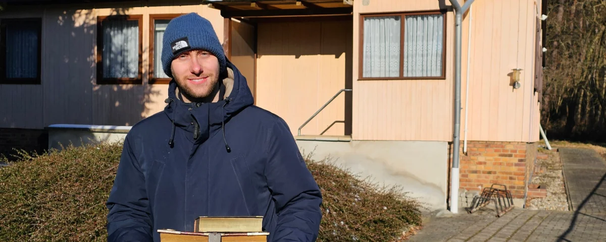 Pfarrer Sven Schmidt vor dem Gemeindehaus Lauchhammer-Ost