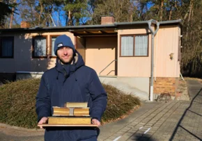 Pfarrer Sven Schmidt vor dem Gemeindehaus Lauchhammer-Ost